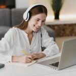 teacher-talking-with-her-students-online